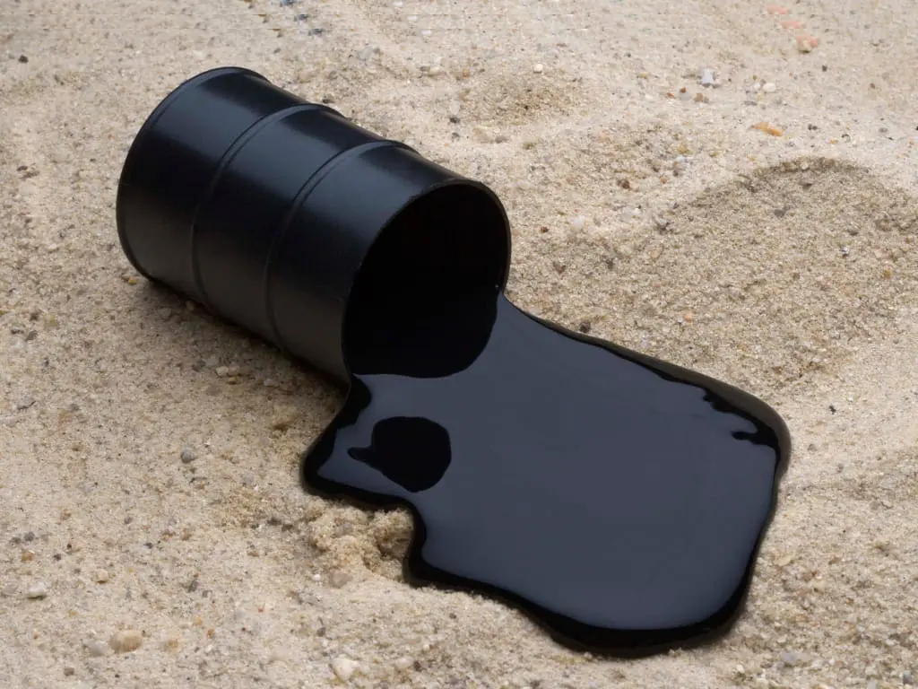 Comprendre les Avantages et les Inconvénients de l'Utilisation des Dispersants pour Marées Noires